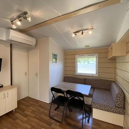 Casa vacanze Mobil-home Recent A 20m De La Plage Avec Clim, Tv Et Equipement Complet - 2 Ch, 2 Sdb, Pour 4 Pers. - Fr-1-709-61 Fouras