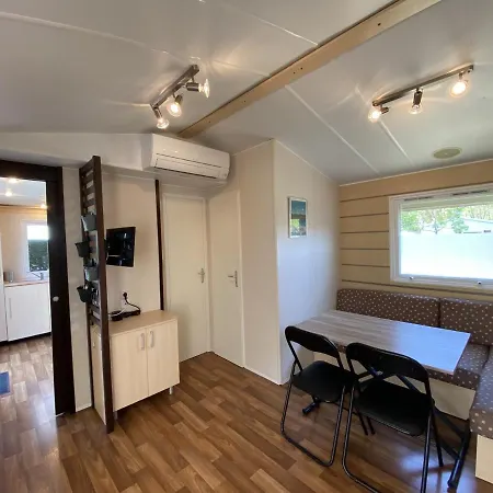 Mobil-home Recent A 20m De La Plage Avec Clim, Tv Et Equipement Complet - 2 Ch, 2 Sdb, Pour 4 Pers. - Fr-1-709-61 Fouras