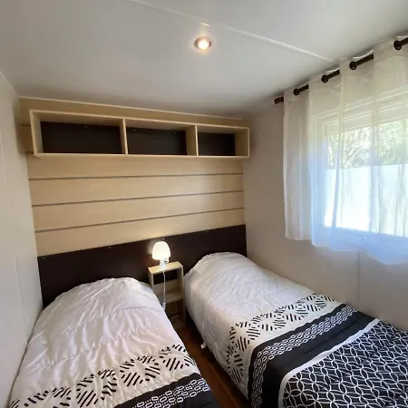 Mobil-home Recent A 20m De La Plage Avec Clim, Tv Et Equipement Complet - 2 Ch, 2 Sdb, Pour 4 Pers. - Fr-1-709-61 * Fouras